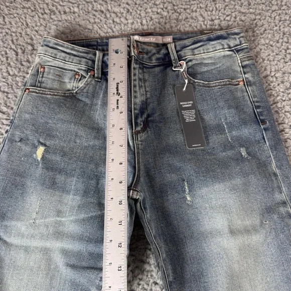 Tractr Diane Mid Rise Distressed Indigo Medium Blue Stretch Jean Sz 6/28 NWT - Picture 5 of 10